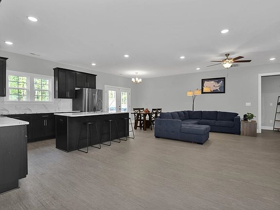 3rd image of 612 W Courtland Dr