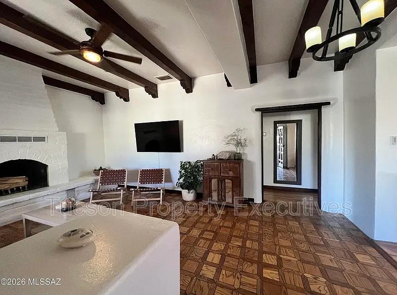 2 bed, 1.0 bath, 1078 sqft, $1,900 — Photo 3