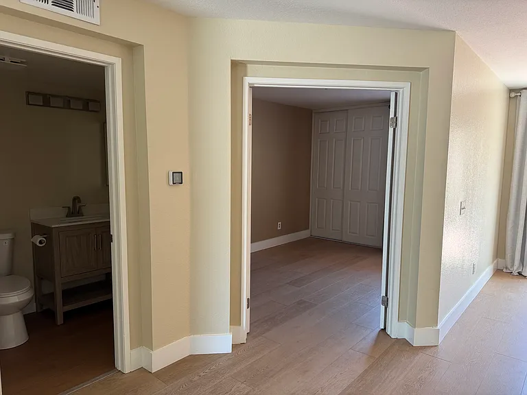 1010 E Chestnut St — Photo 16
