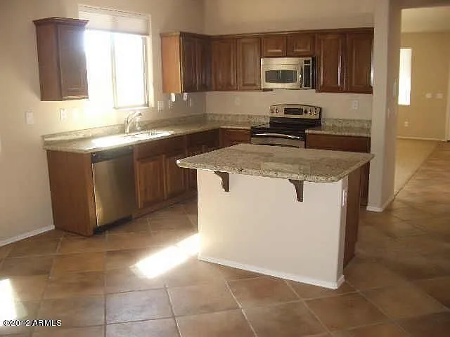 4 bed, 2.0 bath, 1827 sqft, $2,100 — Photo 2