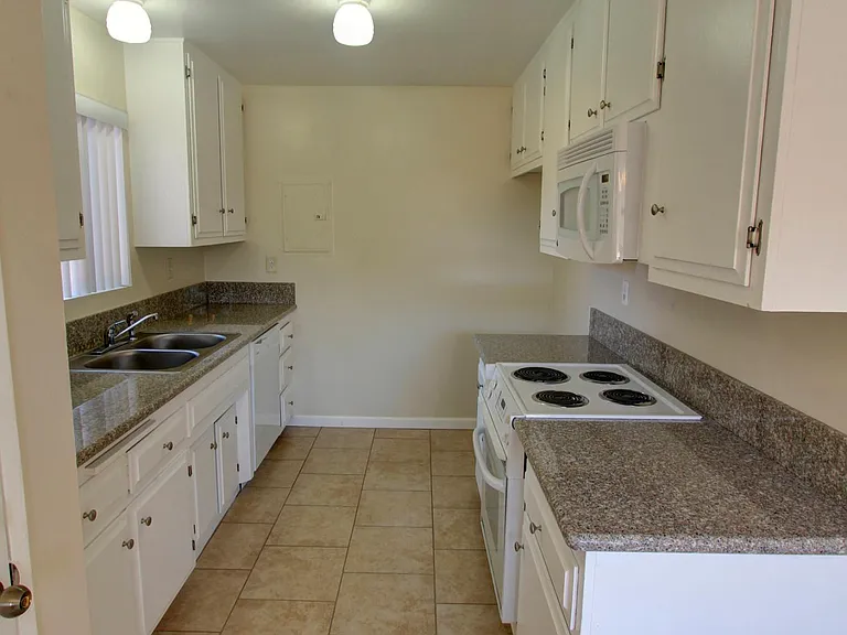 614 Linwood Ave #B — Photo 7