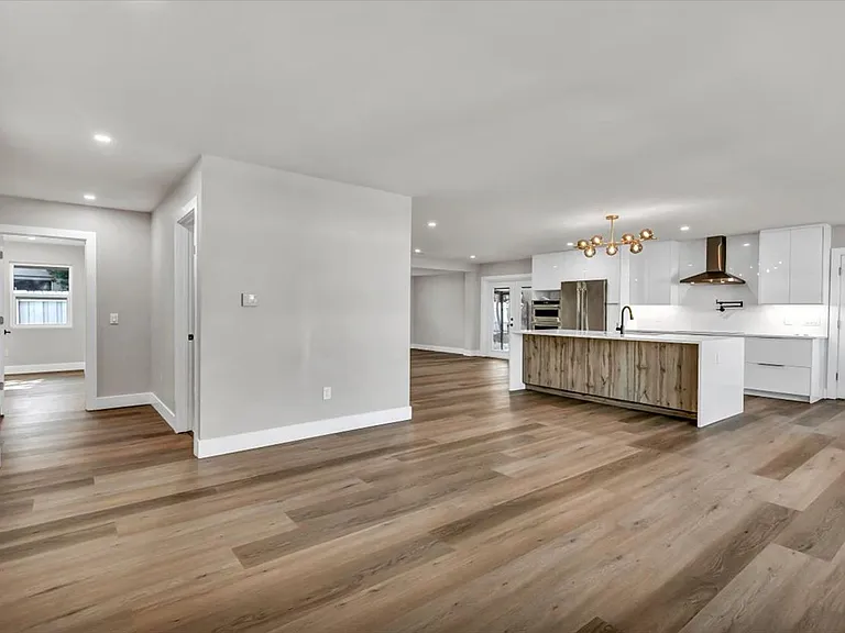 525 Lamara Way NE — Photo 40