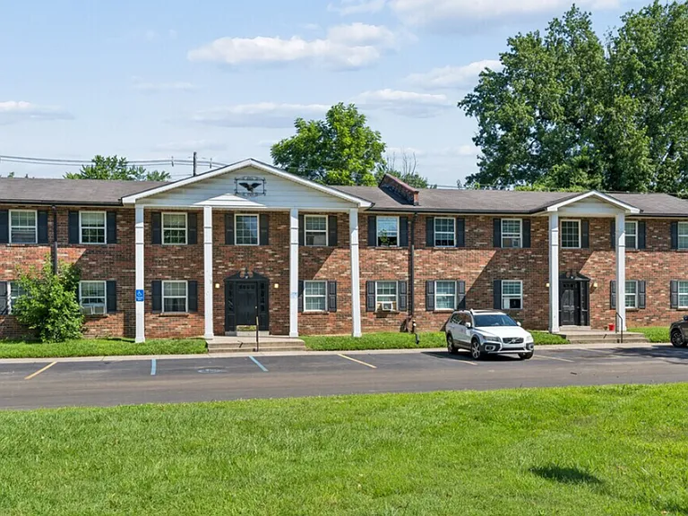 Colonial Oaks Apartments — Photo 10