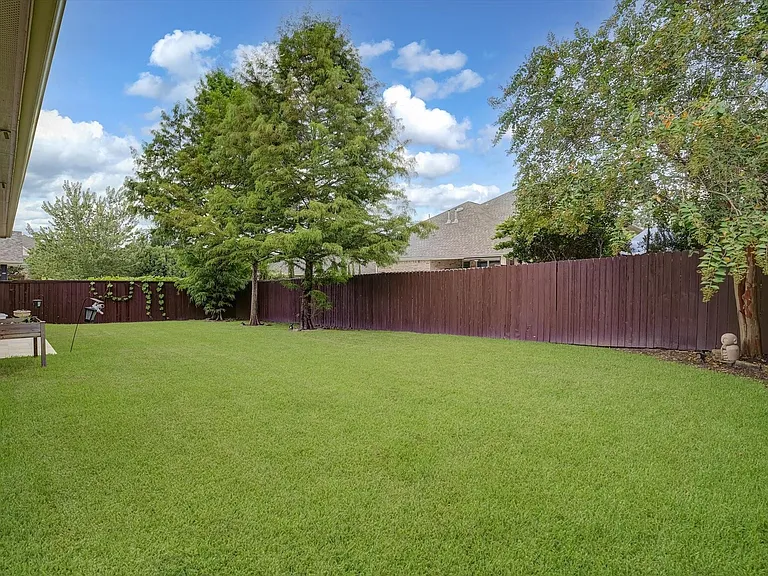 102 N Victoriana Cir — Photo 41