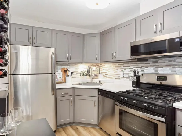 4820 Park Commons Dr APT 336, Saint Louis Park, MN 55416