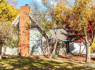 136 Apple Ct, Creve Coeur, IL