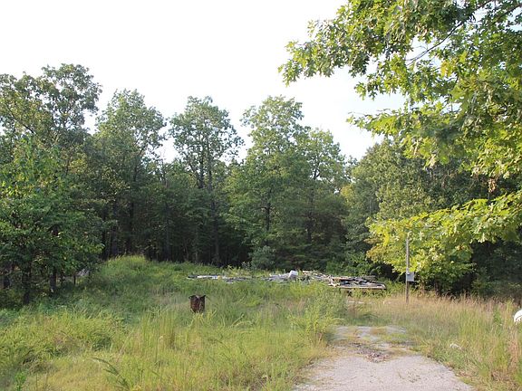 4th image of 460 Crestwood Ter