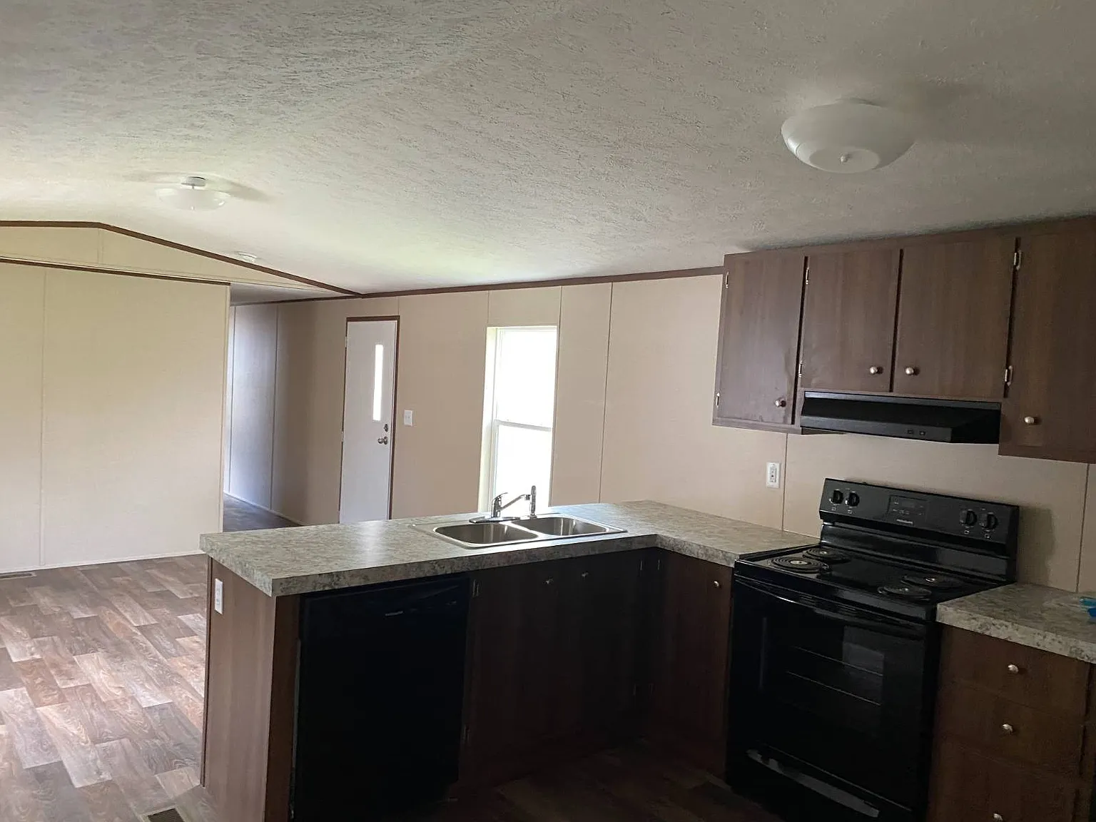 2 bed, 1.0 bath, $1,350 — Photo 2