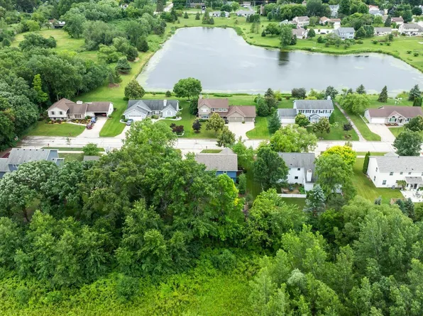 8510 West Lake Pointe DRIVE, Franklin, WI 53132