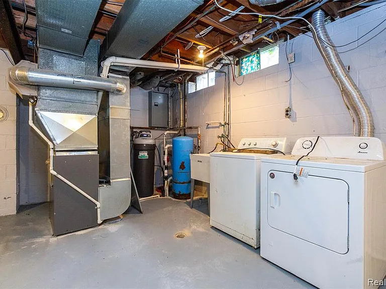 7580 Thornwood St — Photo 31
