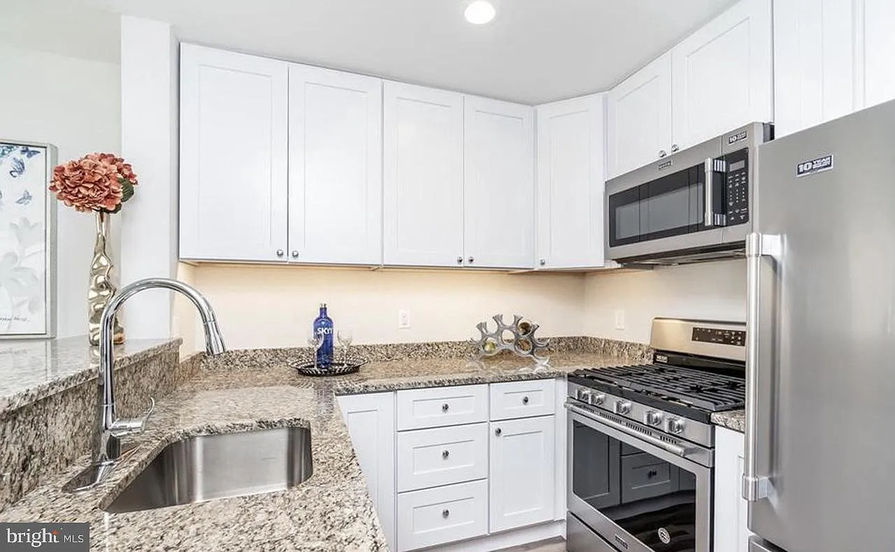 3 bed, 2.5 bath, 2124 sqft, $2,465 — Photo 3
