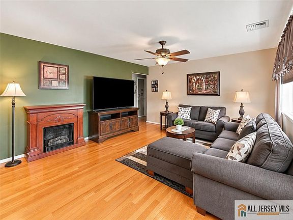 4th image of 121 Hadley St