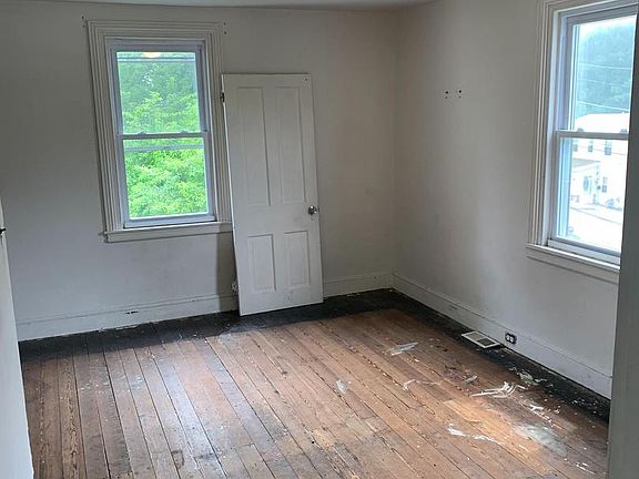 3rd image of 37 Railroad Ave