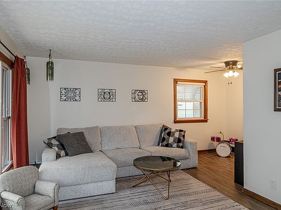 3rd image of 26901 Farringdon Ave