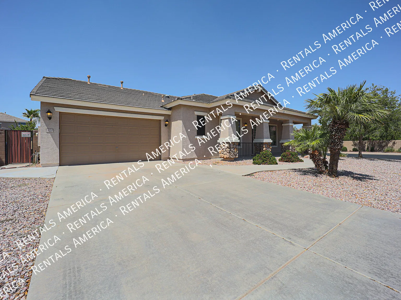 Single level with pool! — Photo 2