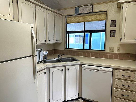 3rd image of 3049 Junction Cir