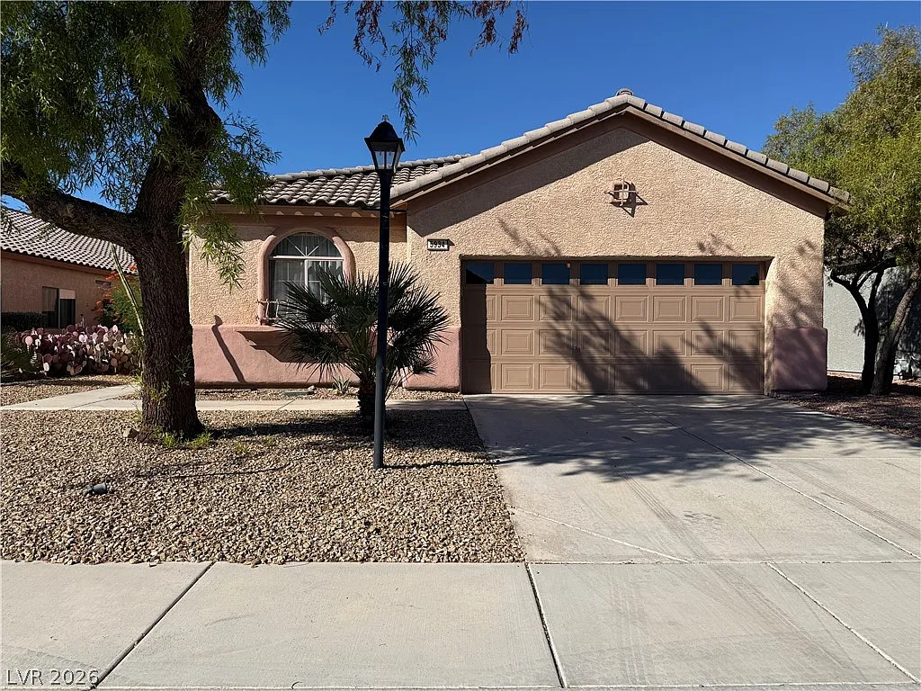 3 bed, 2.0 bath, 1622 sqft, $2,300 — Photo 2