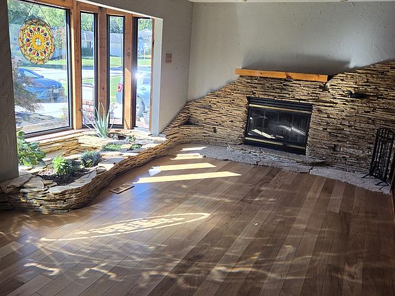 3rd image of 1555 Maple Ln