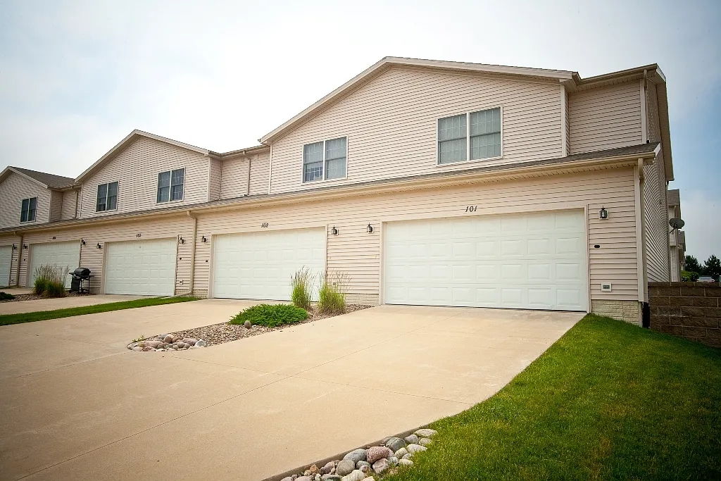 2 bed, 2.5 bath, 1700 sqft, $1,680 — Photo 1
