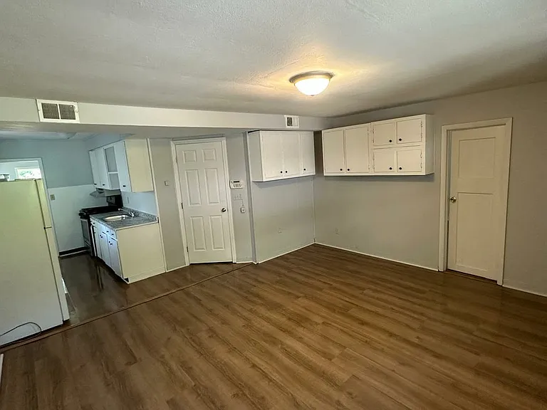 211 Moore Ave — Photo 2