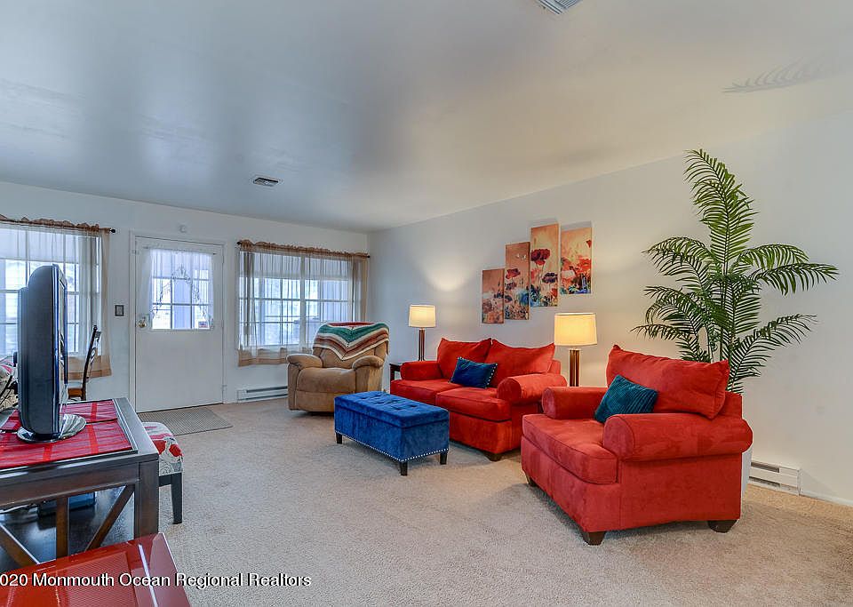 1st image of 470E Thornbury Ct