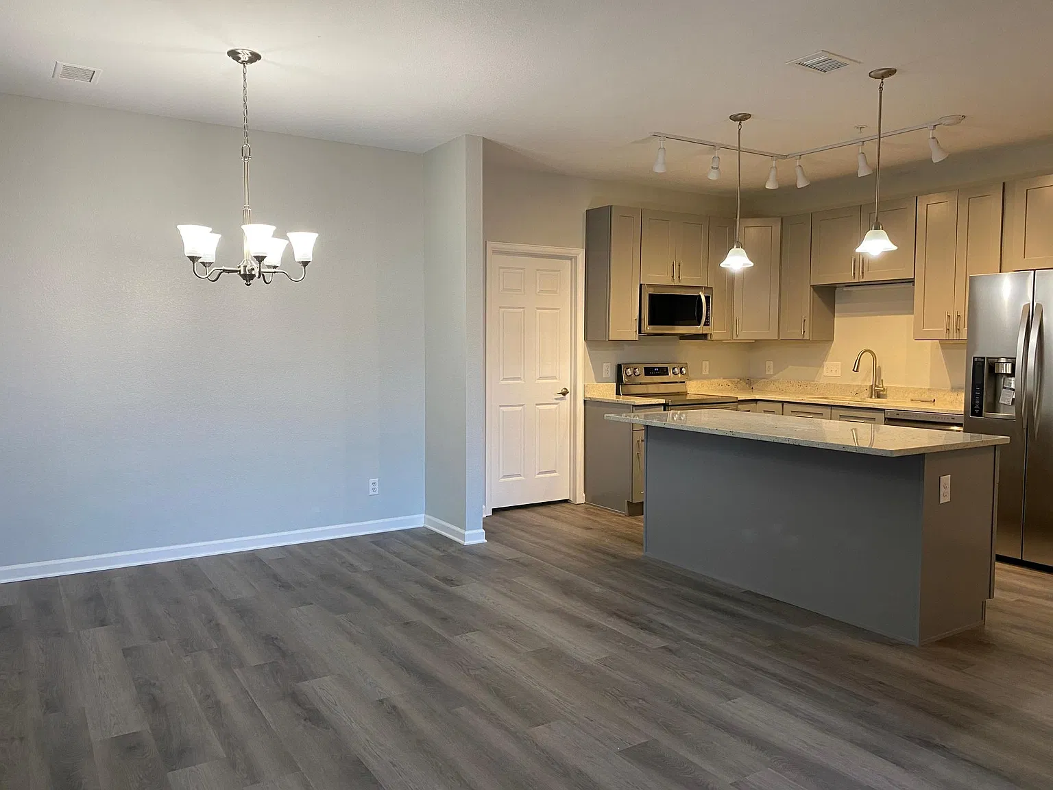 2 bed, 1334 sqft, $2,100 — Photo 4