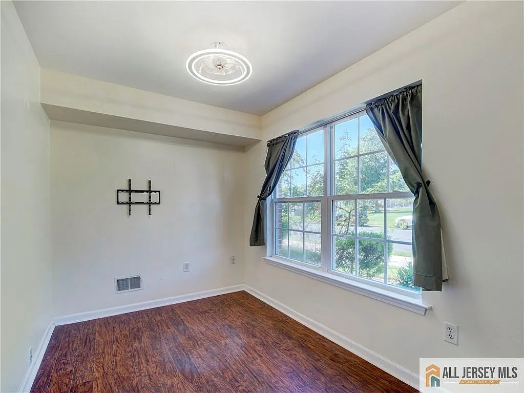 3 bed, 2.5 bath, 1478 sqft, $3,400 — Photo 2