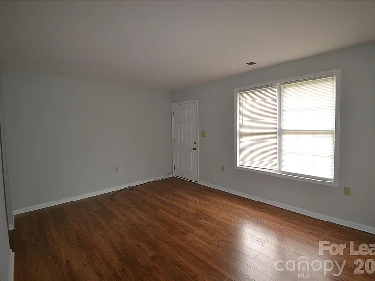 924 Junius St — Photo 7
