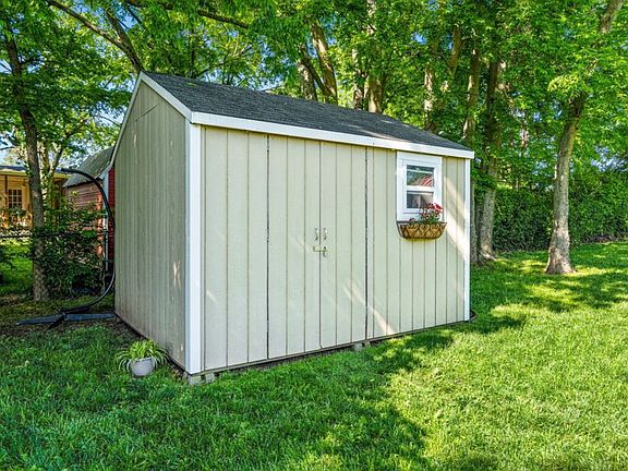 3rd image of 623 Elaine Dr #1