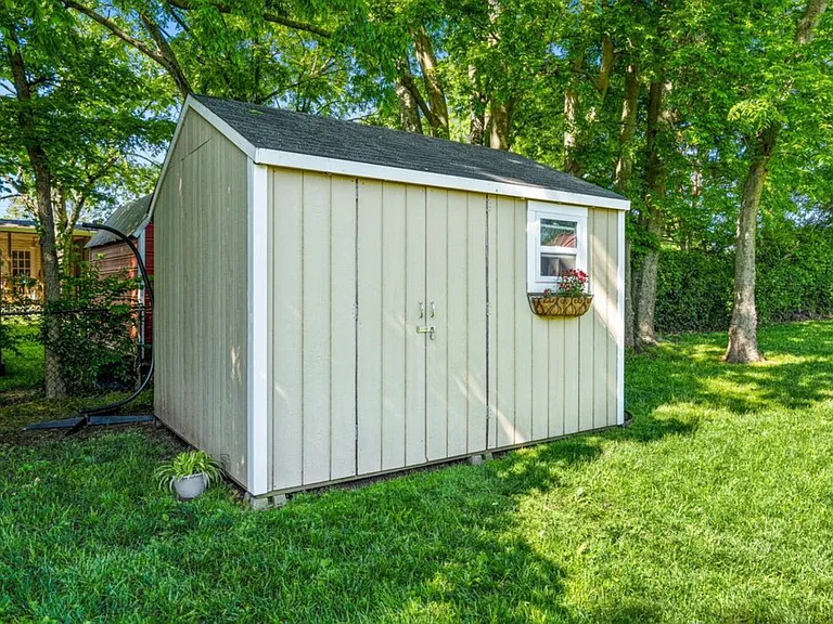 623 Elaine Dr — Photo 3