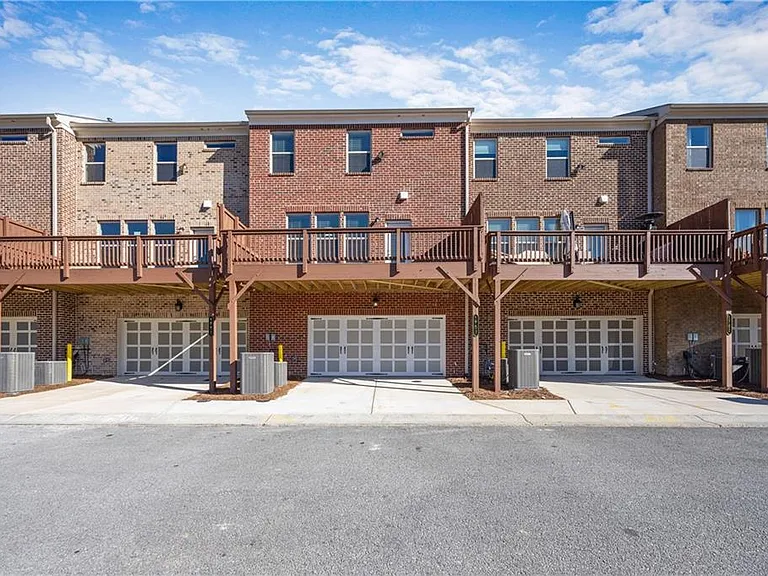 1758 Samantha Bnd — Photo 32