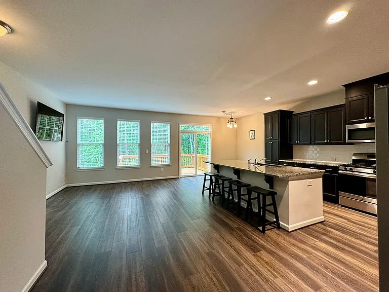 1025 Lathrop Ln — Photo 9