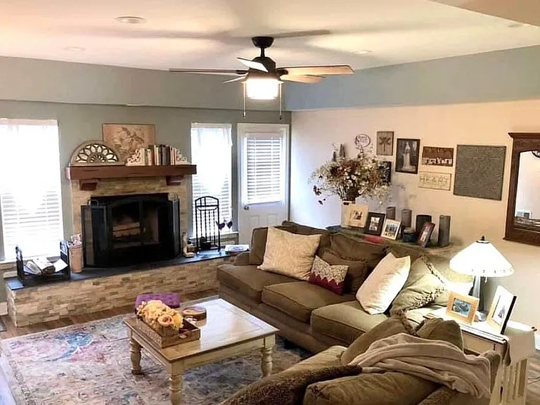 Large, bright sunken LR. Fan & lots of lighting.