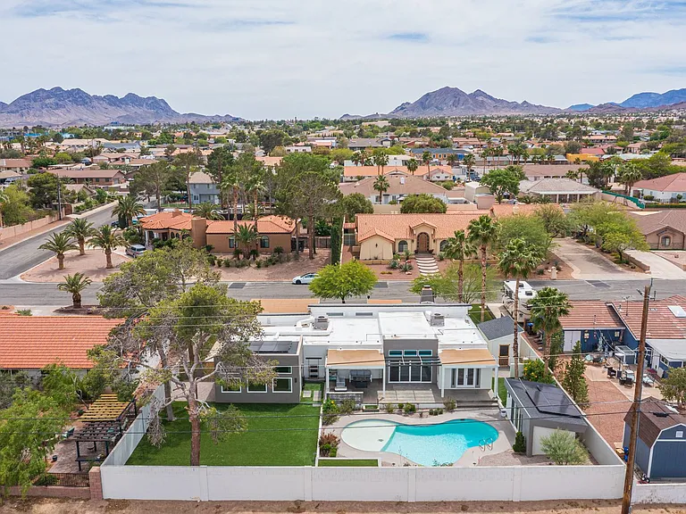 330 E Country Club Dr — Photo 85