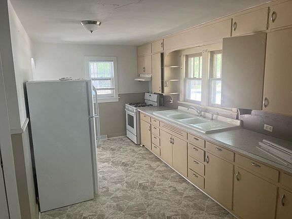 4th image of 1555 N West End Blvd