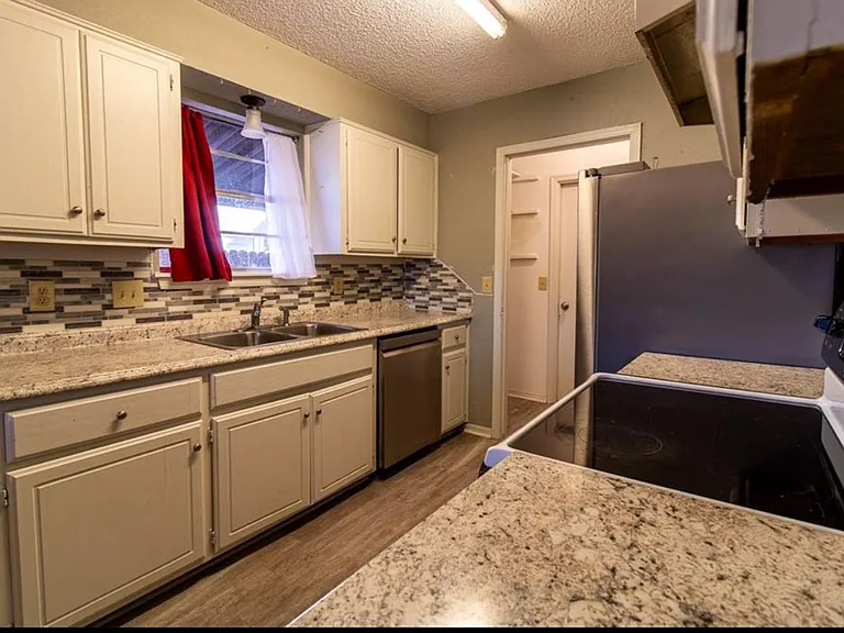 4520 Forest Hills Dr — Photo 5