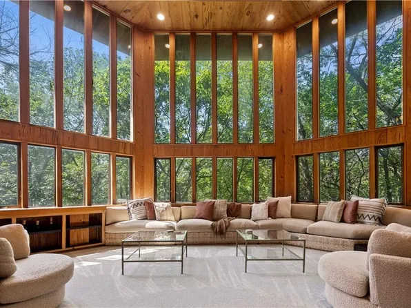 1017 S Cedar Hills Dr, Olathe, KS 66061