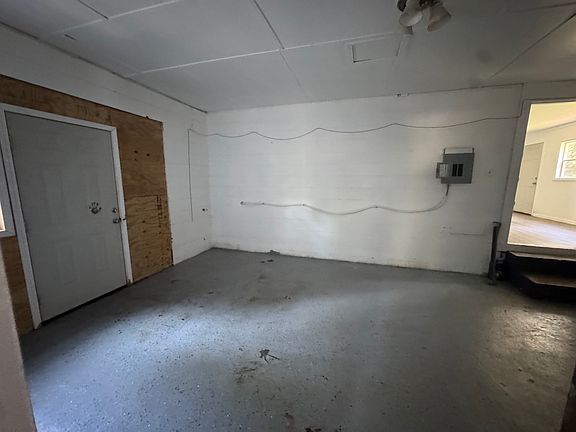 3rd image of 1084 Forbes Ln