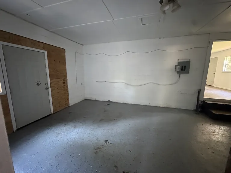 1084 Forbes Ln — Photo 3