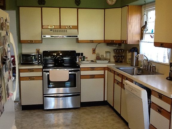 3rd image of 102 Hearthside Dr