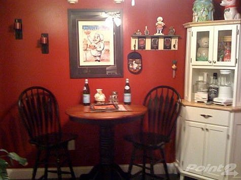 5239 North Main Street, Unit 21 dining area