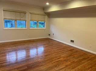 275 Central Ave APT 9, Lawrence, NY 11559