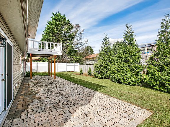 4th image of 1003 Hyde Park Dr