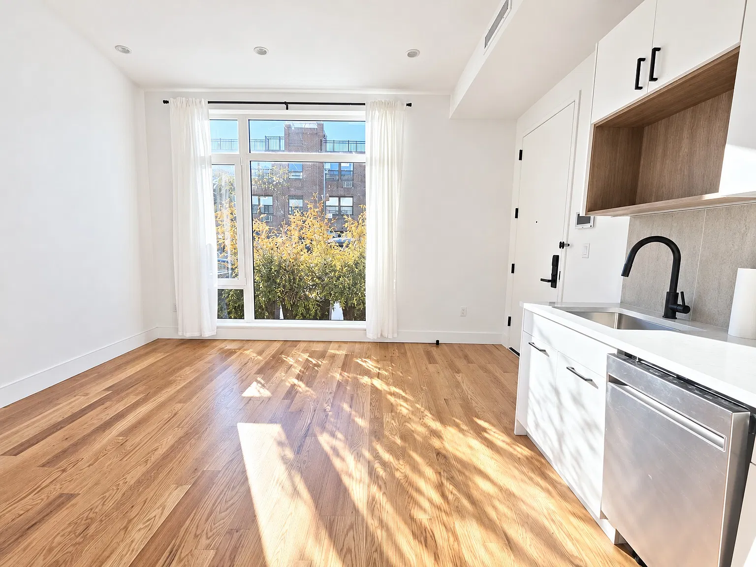 418 Lorimer Street — Photo 3