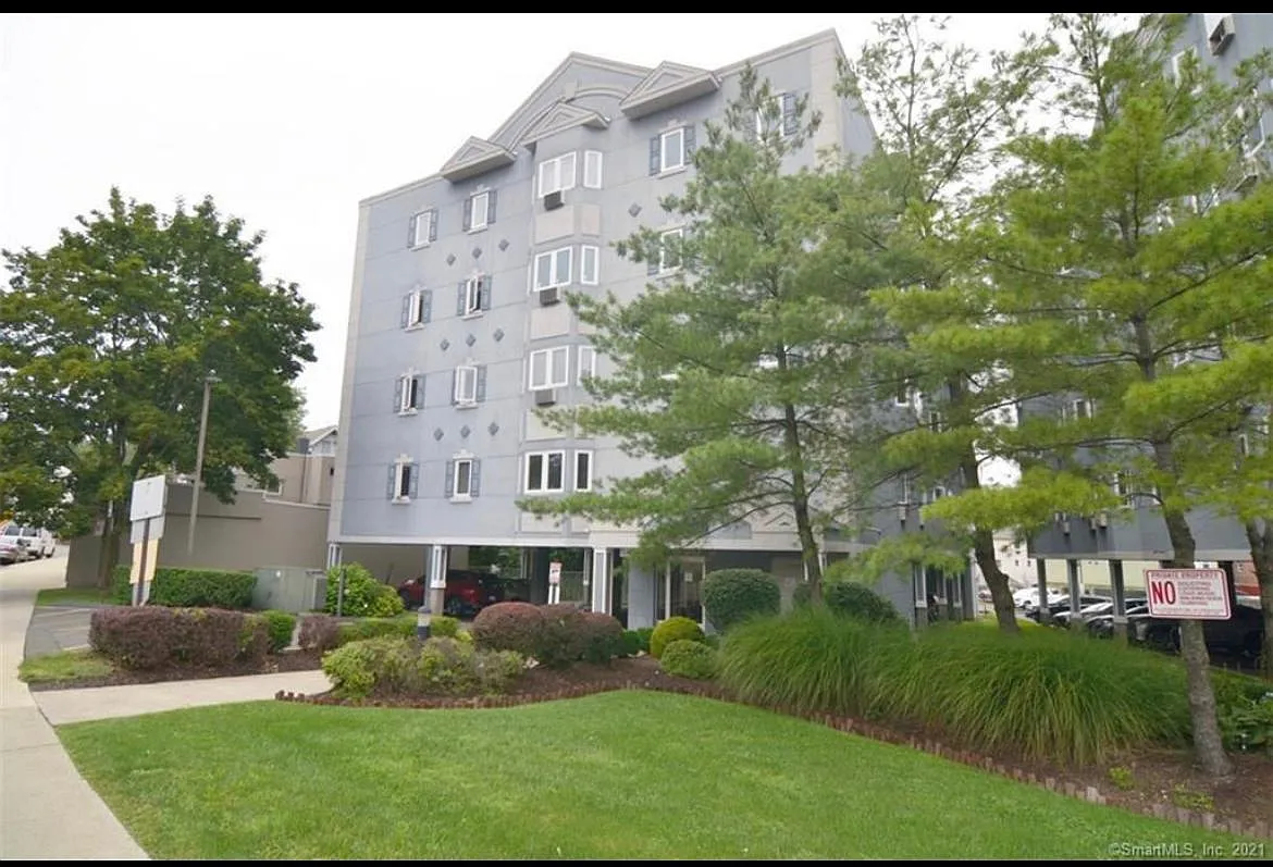 Building Photo - 108 W Cedar St #501B