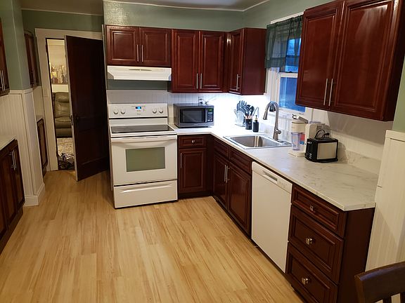 4th image of 498 Grand Ave