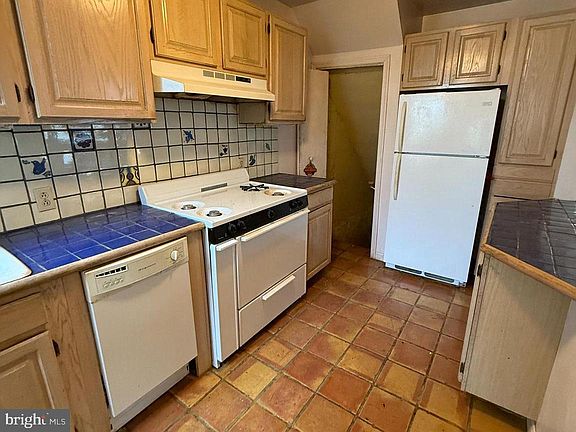 5th image of 819 Elkins Ave