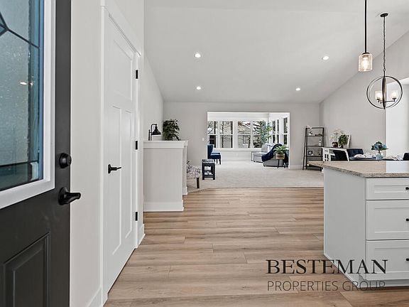 5th image of 1516 W Addison Way