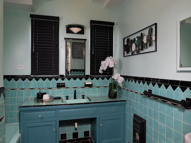 Private Bath w/Full Size Bedroom