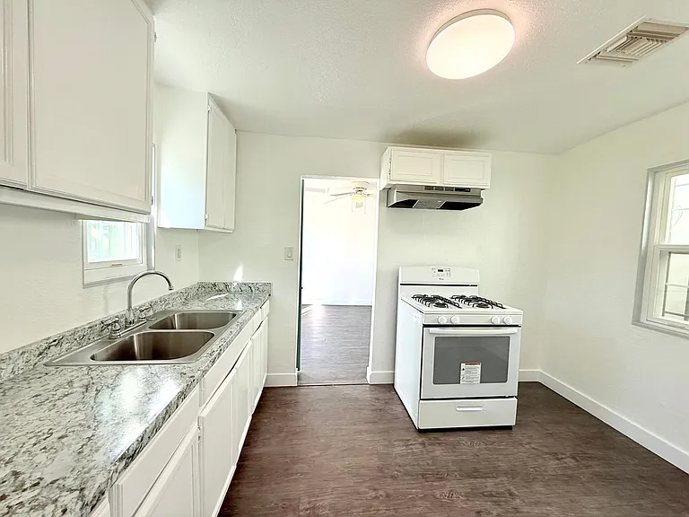4014-4020 W. 102nd Street — Photo 5